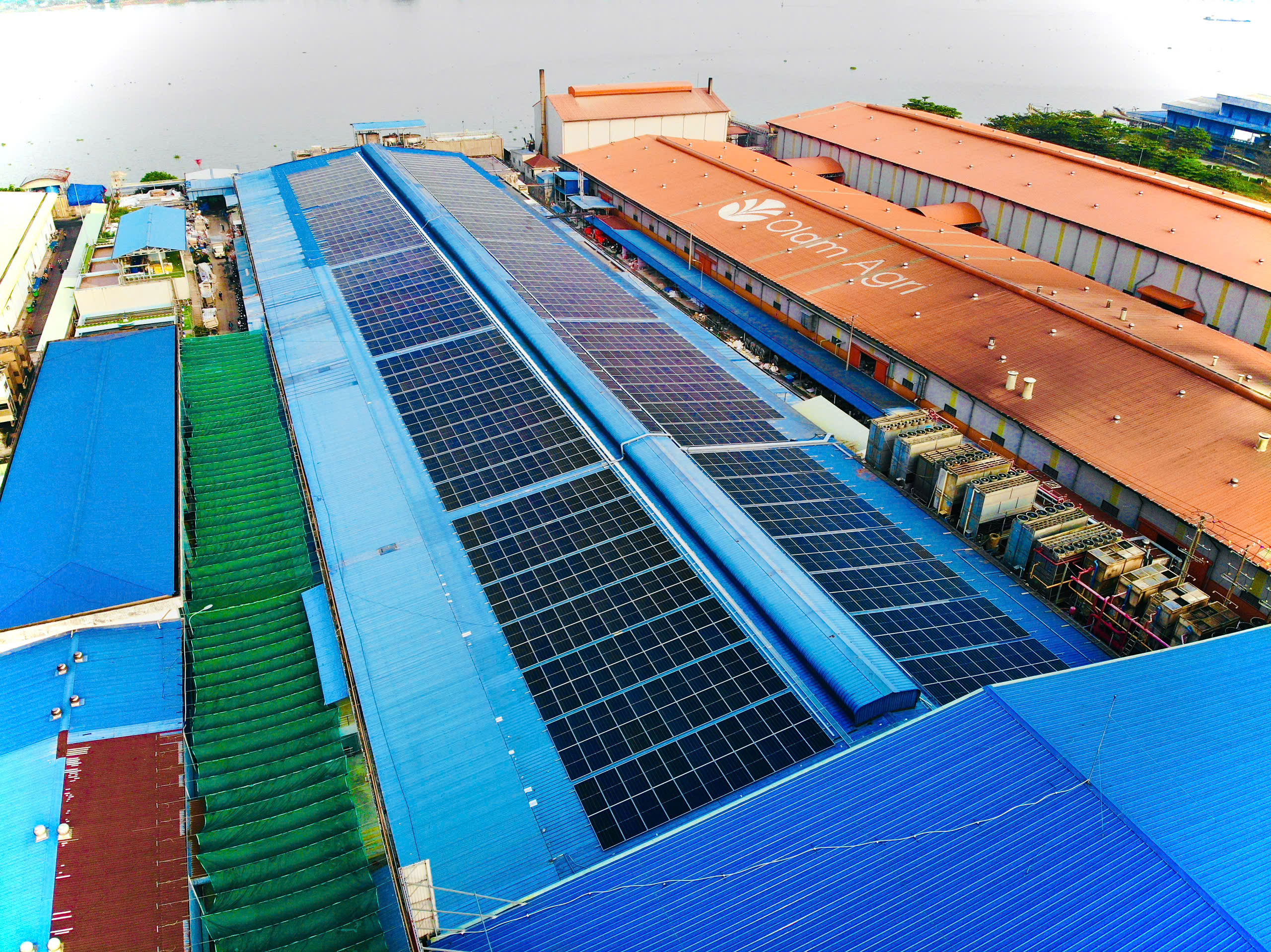 Hệ thống pin năng lượng mặt trời áp mái CADOVINA công suất 1.088,6 kWp