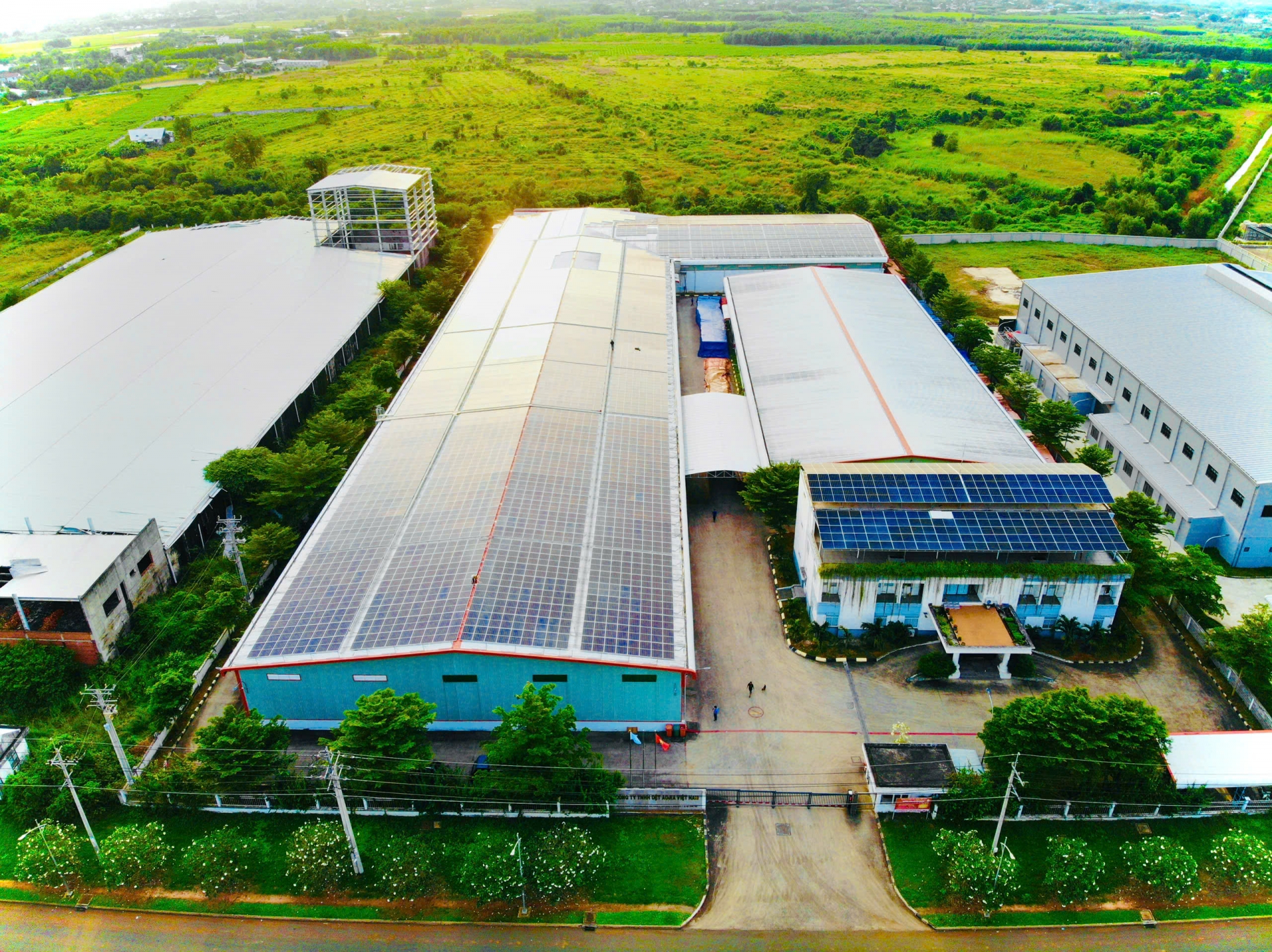 Công ty TNHH Xây Lắp Điện Hoàng Vũ nhà thầu EPC Hoàng Vũ dự án điện mặt trời áp mái Aojia Việt Nam điện mặt trời công nghiệp hệ thống điện mặt trời mái nhà năng lượng xanh cho nhà máy lắp đặt điện mặt trời Hoàng Vũ